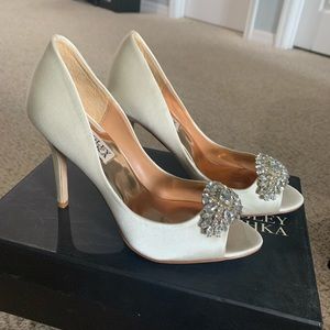 BADLY MISCHKA ivory satin LAVENDER II formal heels/pumps. LIKE NEW!!!